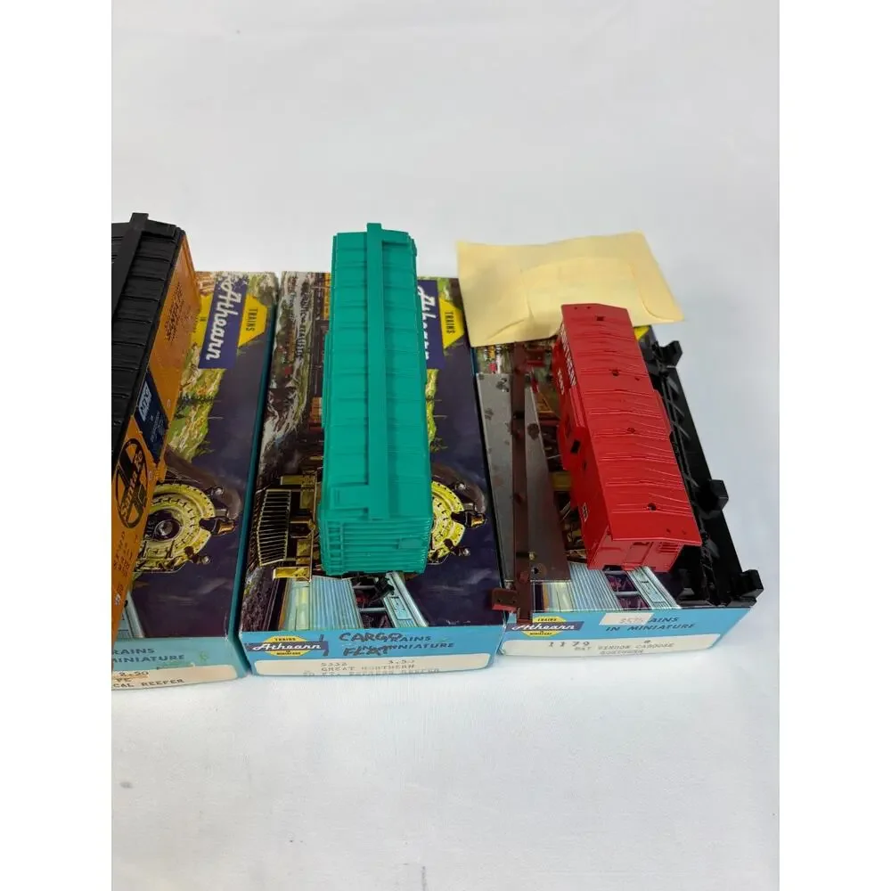 Athearn Ho Scale Lot Of 7 Freight Cars Mixed Roads Box Reefer Tank Caboose